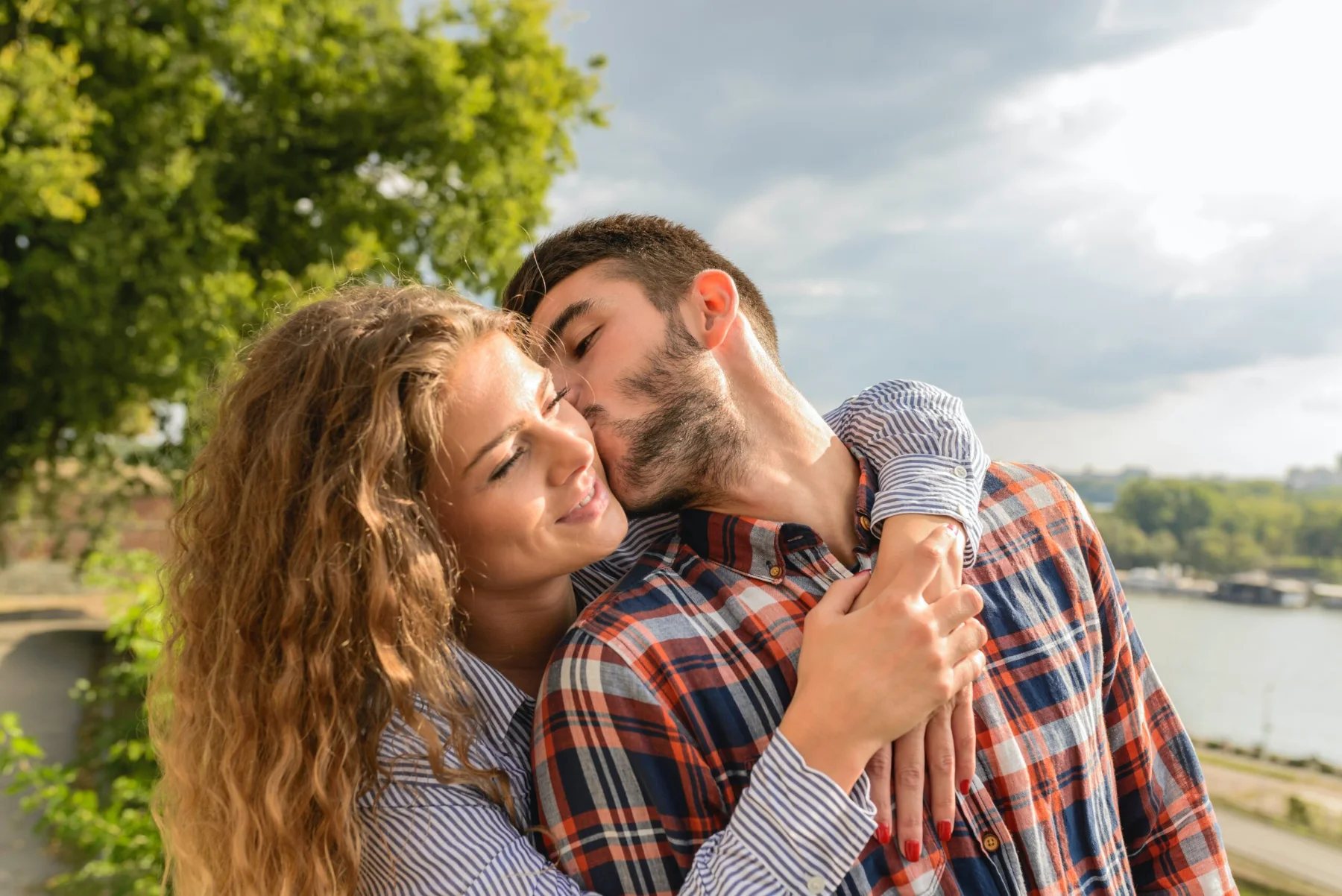 Casal abraçado